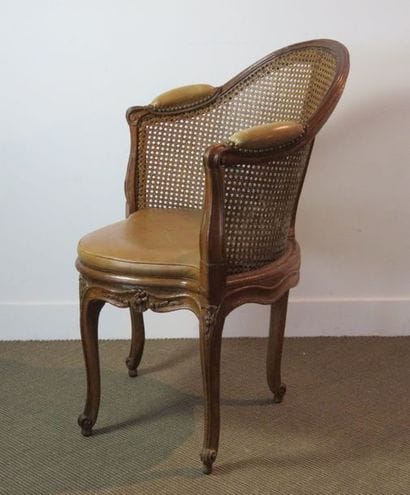 Fauteuil de bureau en hêtre mouluré et sculpté...