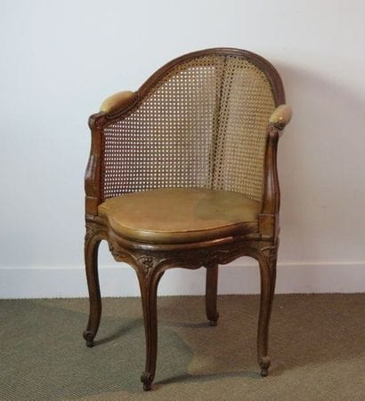 Fauteuil de bureau en hêtre mouluré et sculpté...