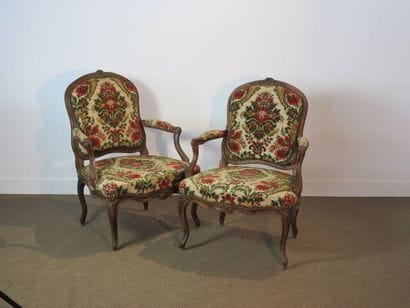 Paire de larges fauteuils en hêtre mouluré...