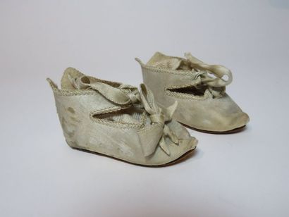 Paire de chaussures en satin, Jumeau à l'abeille,...