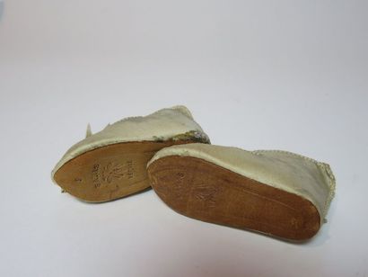 Paire de chaussures en satin, Jumeau à l'abeille,...
