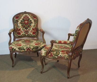Paire de larges fauteuils en hêtre mouluré...