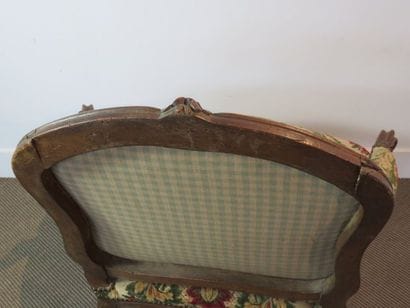Paire de larges fauteuils en hêtre mouluré...