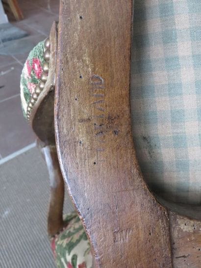 Paire de larges fauteuils en hêtre mouluré...