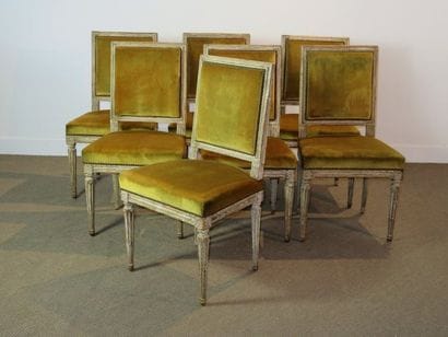Suite de sept chaises à dossier rectangulaire...