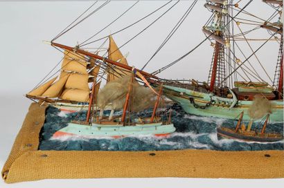 Scène de port. Diorama sous vitrine. Cinq...