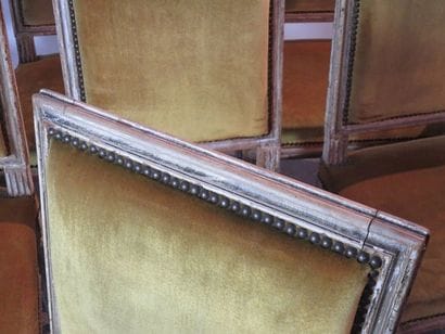 Suite de sept chaises à dossier rectangulaire...
