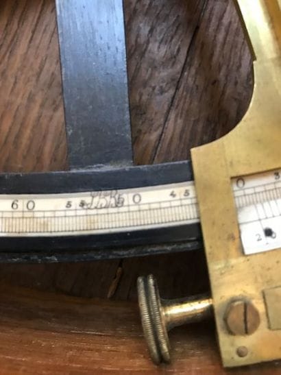Octant à pinnule. Corps en ébène. Alidade...