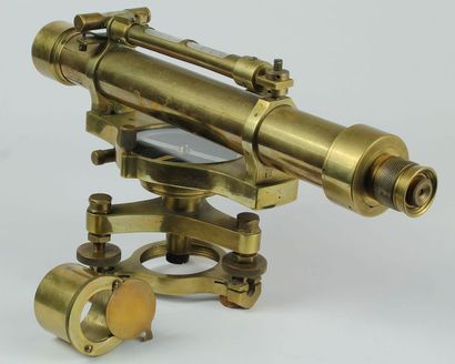 Théodolite. Bronze et laiton. Boussole, niveaux...