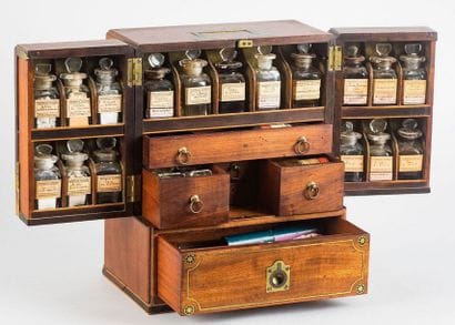 Pharmacie de bord. Coffret en acajou verni...
