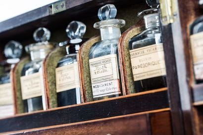 Pharmacie de bord. Coffret en acajou verni...