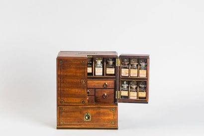 Pharmacie de bord. Coffret en acajou verni...