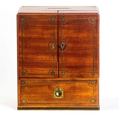Pharmacie de bord. Coffret en acajou verni...