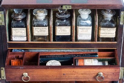 Pharmacie de bord. Coffret en acajou verni...