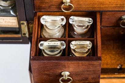 Pharmacie de bord. Coffret en acajou verni...