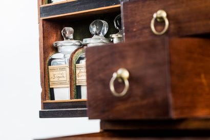 Pharmacie de bord. Coffret en acajou verni...