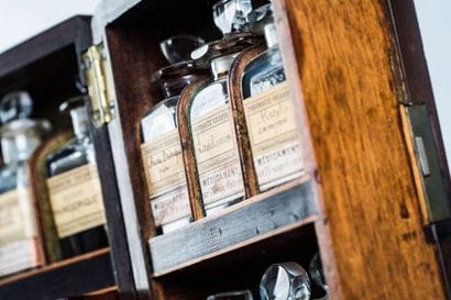 Pharmacie de bord. Coffret en acajou verni...