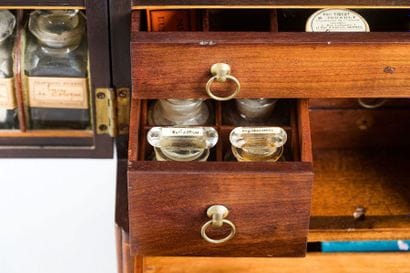Pharmacie de bord. Coffret en acajou verni...