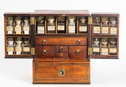 Pharmacie de bord. Coffret en acajou verni...
