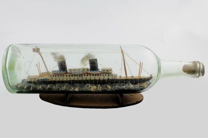 Bateau en bouteille. Paquebot à vapeur à...
