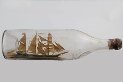 Bateau en bouteille. Goélette trois mâts...