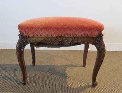 Tabouret en noyer mouluré et sculpté, traverses...