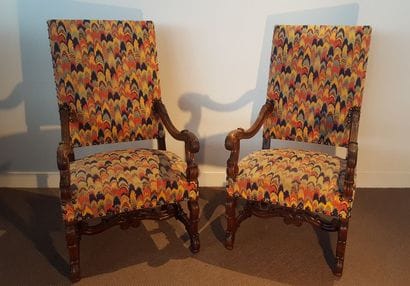 Paire de fauteuils en noyer mouluré et sculpté...