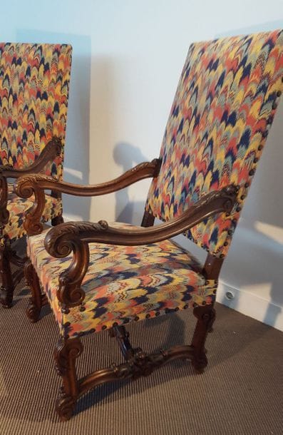 Paire de fauteuils en noyer mouluré et sculpté...