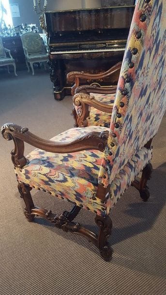 Paire de fauteuils en noyer mouluré et sculpté...