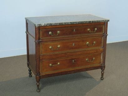 Petite commode en merisier et quarts de rond...