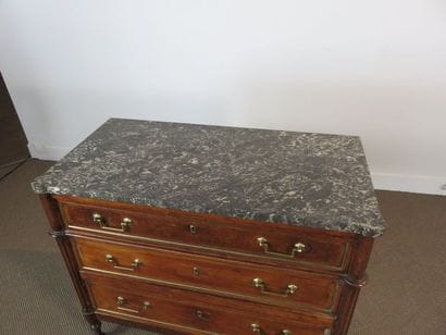Petite commode en merisier et quarts de rond...