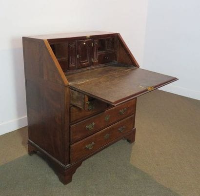 Commode scribane en acajou massif parqueté....
