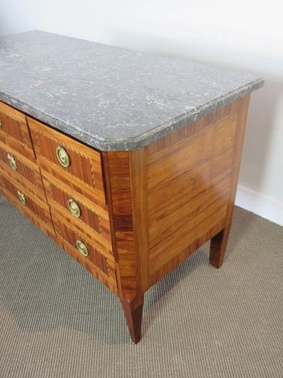 Commode en marqueterie de bois de rose et...