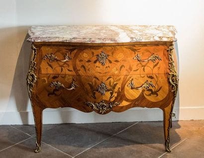 Commode bombée et galbée en marqueterie gravée...