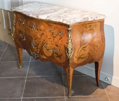 Commode bombée et galbée en marqueterie gravée...