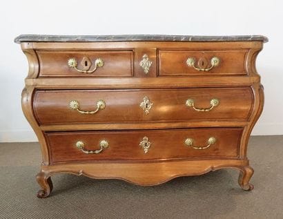 Commode en chêne et châtaignier mouluré....