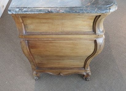Commode en chêne et châtaignier mouluré....