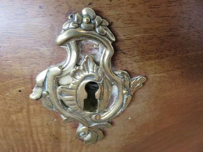 Commode en chêne et châtaignier mouluré....