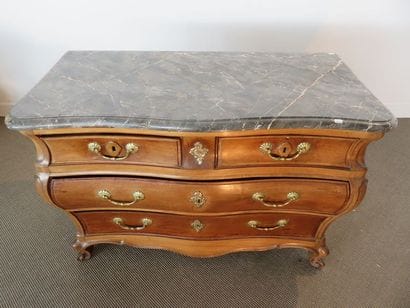 Commode en chêne et châtaignier mouluré....