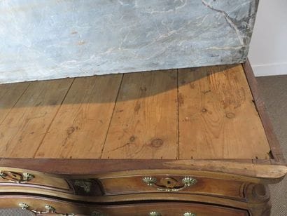 Commode en chêne et châtaignier mouluré....
