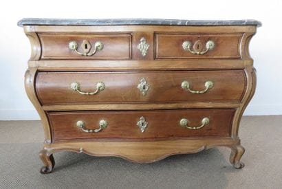 Commode en chêne et châtaignier mouluré....