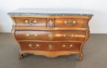 Commode en chêne et châtaignier mouluré....