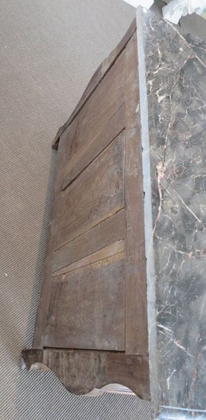 Commode en chêne et châtaignier mouluré....