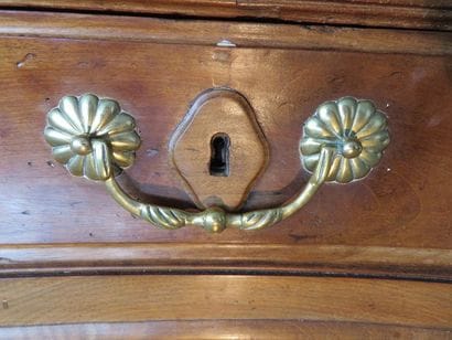 Commode en chêne et châtaignier mouluré....