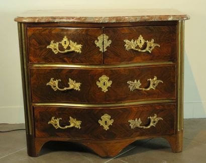 Commode en placage en frisage de palissandre....