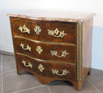 Commode en placage en frisage de palissandre....