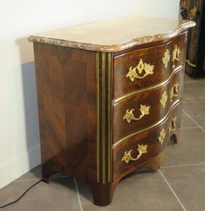 Commode en placage en frisage de palissandre....
