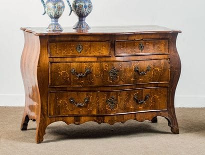 Commode bombée et galbée en marqueterie de...