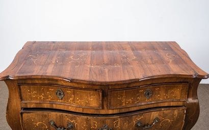 Commode bombée et galbée en marqueterie de...