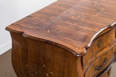Commode bombée et galbée en marqueterie de...